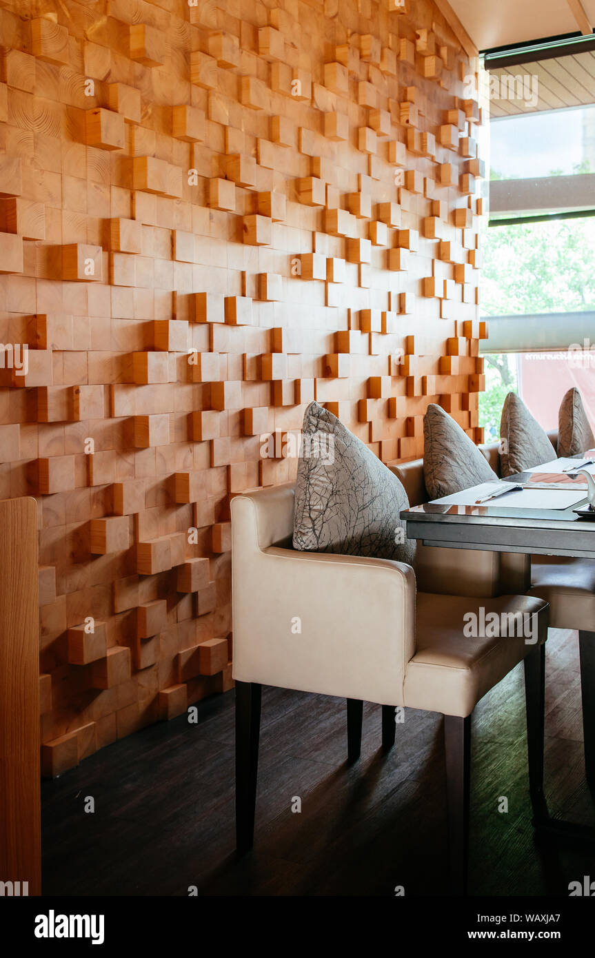 Jun 10 2013 Bangkok Thailand Moderne Japanische Interieur Esszimmer Mit Esstisch Aus Holz Und Schone Textur Holz Wand Mit Naturlichen Li Stockfotografie Alamy