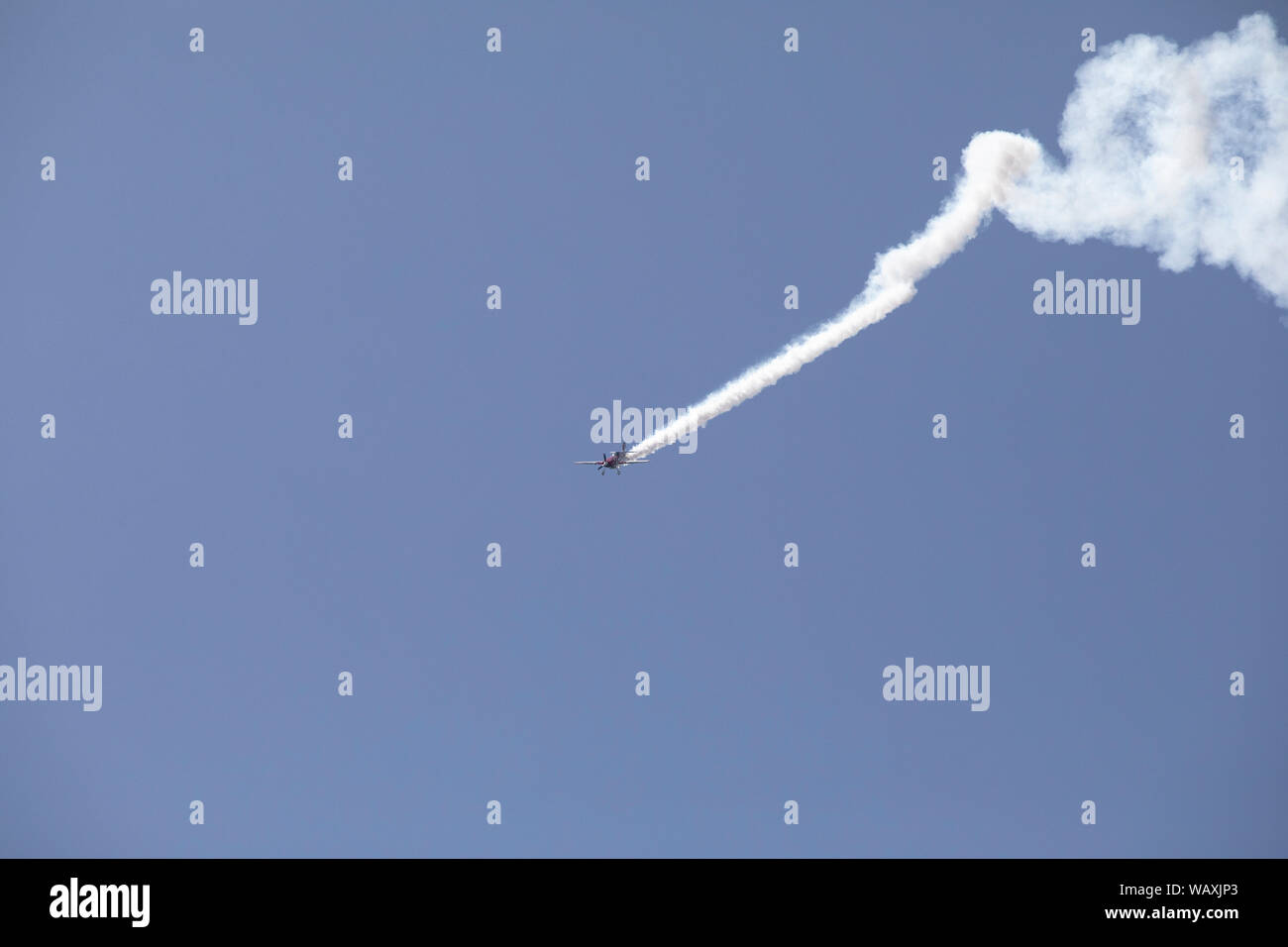 Flugzeuge Kunstflug mit Rauch Wanderwege Stockfoto