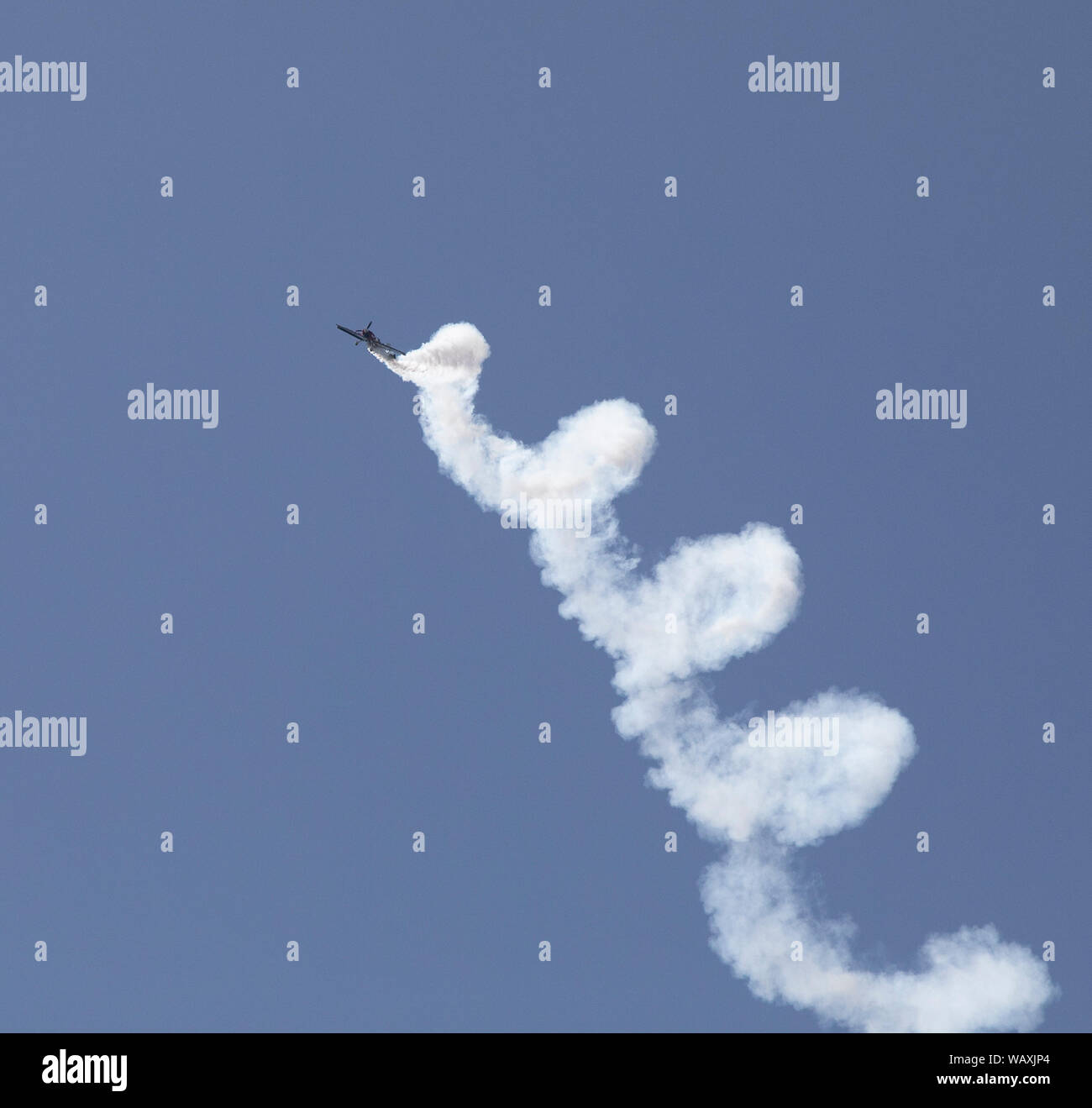 Flugzeuge Kunstflug mit Rauch Wanderwege Stockfoto