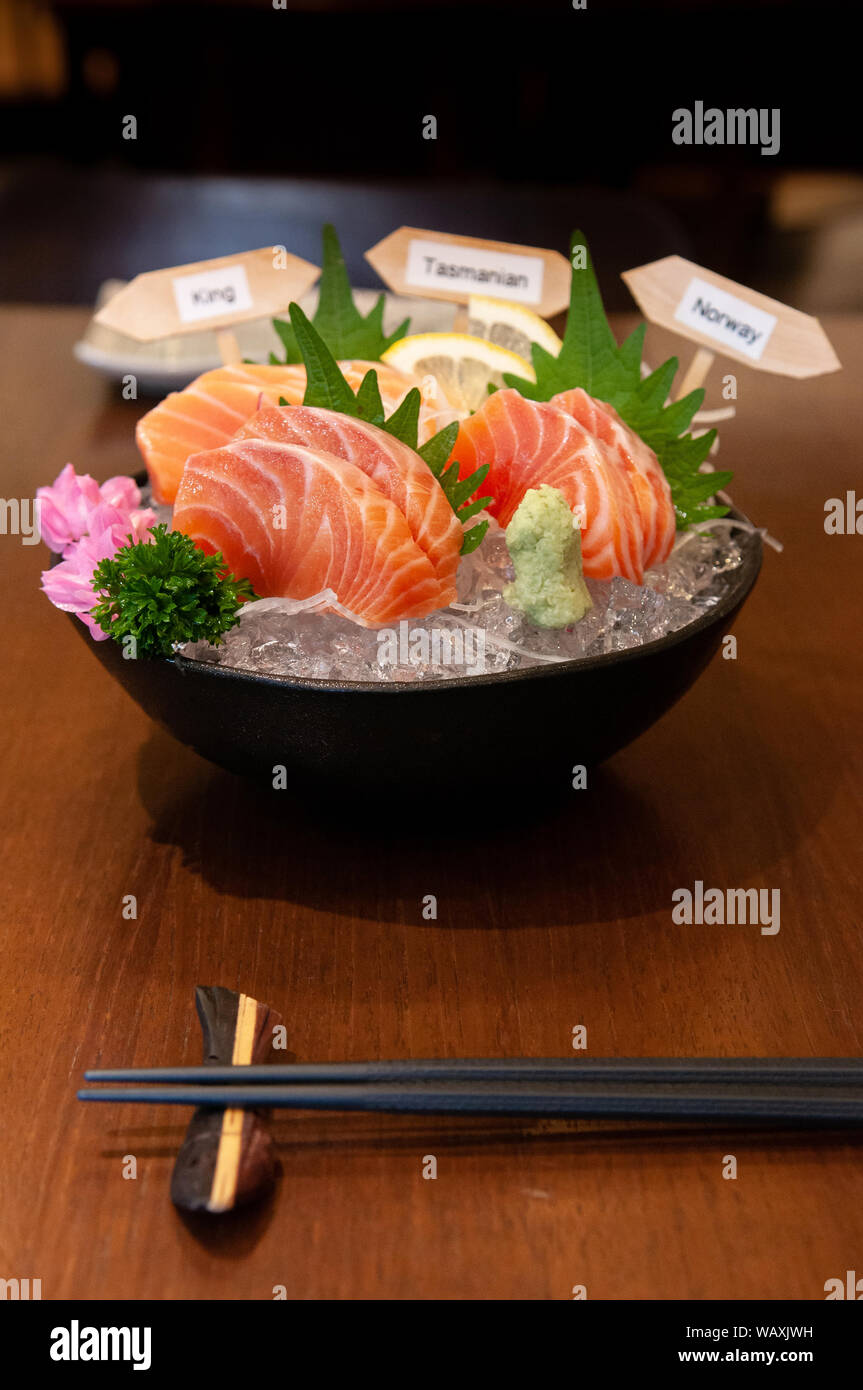 Premium japanische Lachs-sashimi King Salmon, tasmanischen Lachs, Norwegen Lachs auf Eis in Schwarz Keramik Schüssel. Stockfoto