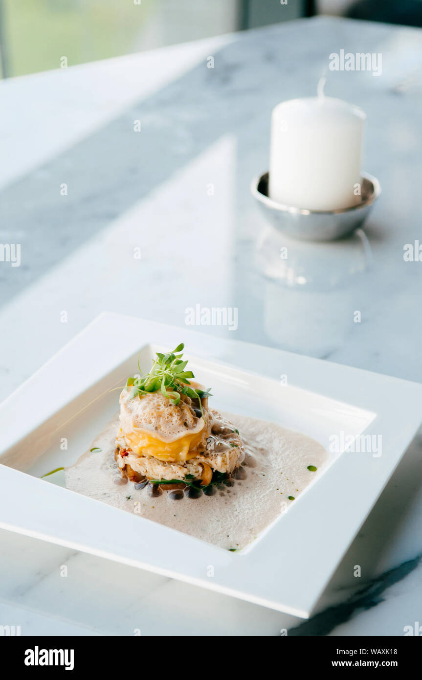 Spinat und Ricotta gefüllte vegetarion Tortellini Ravioli mit weißem Trüffel sahne Sauce Stockfoto