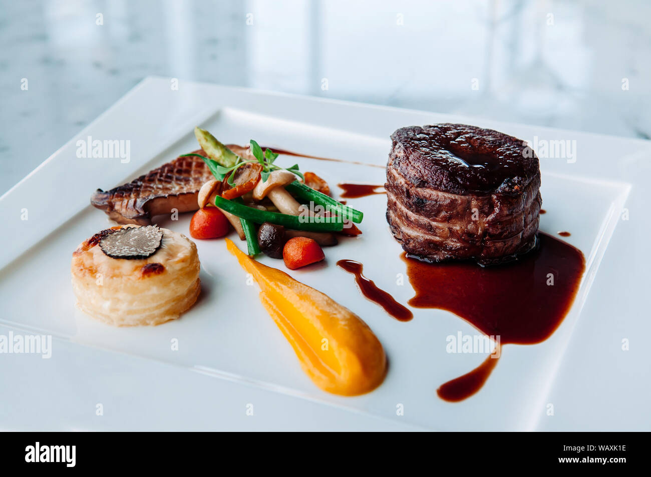 Filet Mignon steak in schöne weiße Platte mit feinen Speisen Stil Teller Dekoration Stockfoto