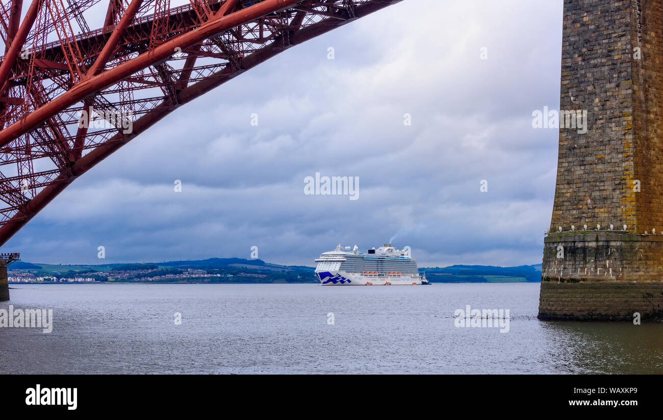 Edinburgh, Schottland - August 13, 2018: Princess Kreuzfahrtschiff, die königliche Prinzessin, in dem Firth-of-Forth mit der Forth Bridge overhead verankert. Stockfoto