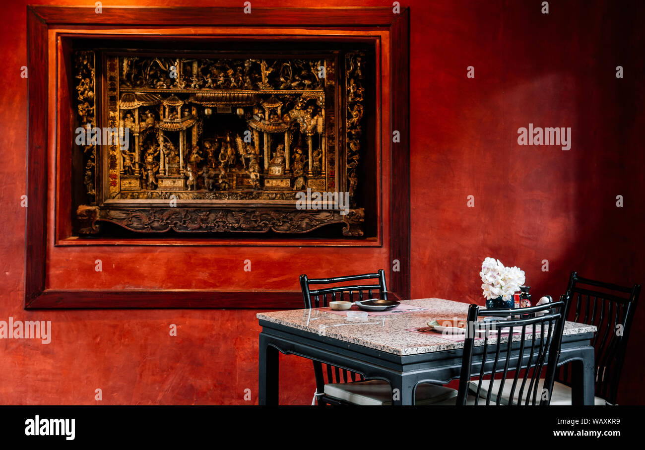 Jun 5 2013 In Chiang Mai Thailand Schone Vintage Chinesischen Interieur Esszimmer Mit Lampe Tisch Holzstuhl Rote Wand Warmes Licht Stockfotografie Alamy