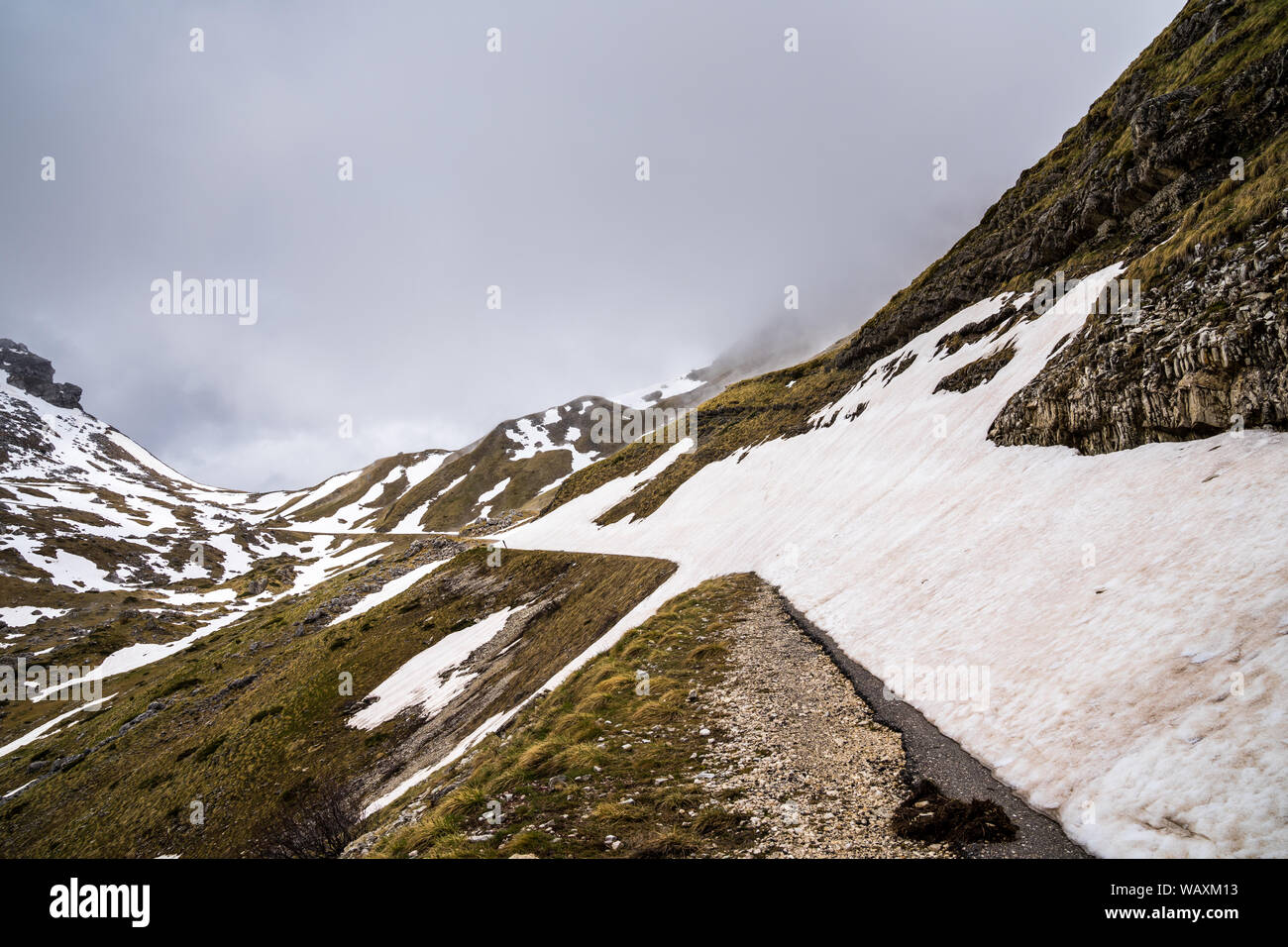 Montenegro, komplett Schnee blockiert sedlo Pass Route durch die alpinen Berge Natur Landschaft des Durmitor noch im Frühling Monat ma geschlossen Stockfoto