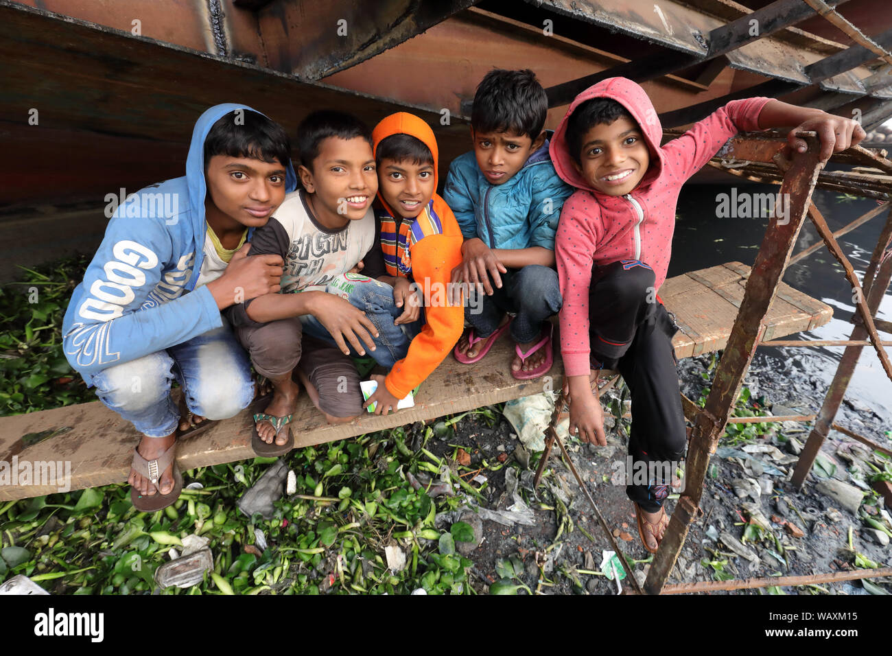 Straßenkinder in Dhaka, Bangladesh. Bangladesch hat eine geschätzte Anzahl von über 670.000 Straßenkinder Stockfoto