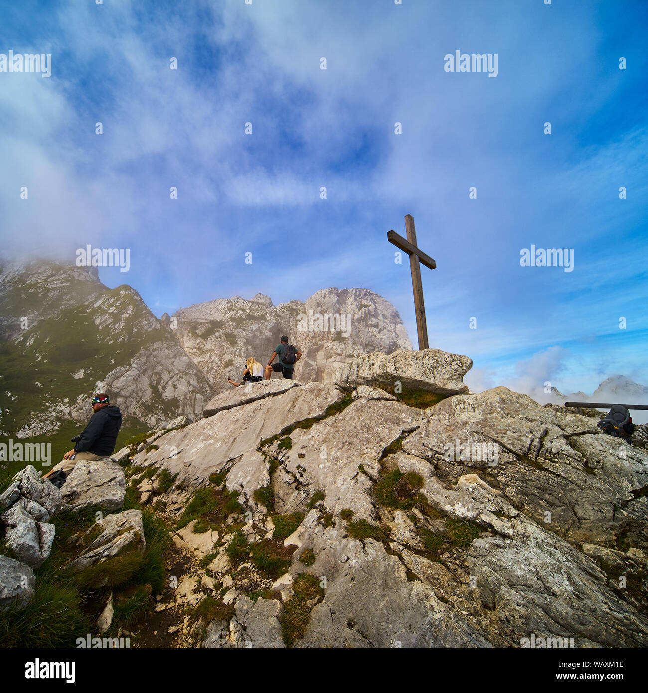 Garmisch-Partenkirchen, Deutschland, August 8., 2019: Touristen bewundern die Alpspitze Mountains im Werdenfelser Land neben einem einfachen hölzernen puritanische Cro Stockfoto