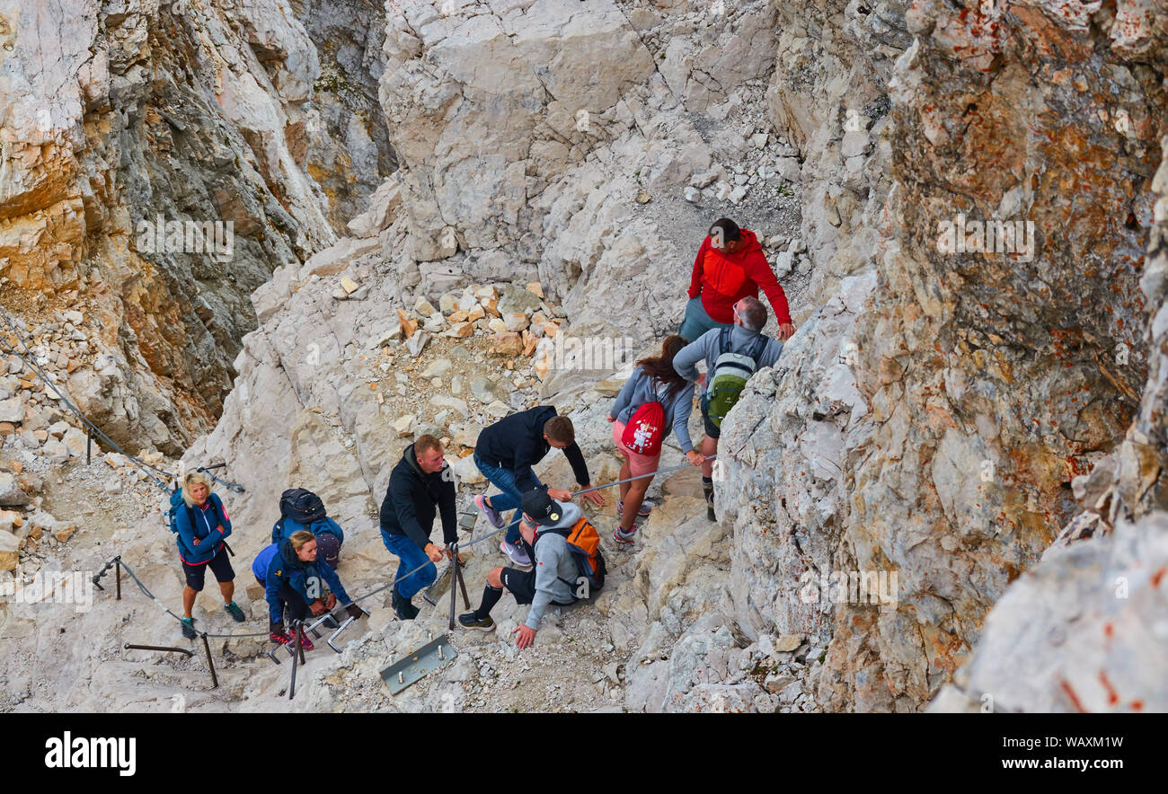 Garmisch-Partenkirchen, Deutschland, 5. August, 2019: Touristische Gruppe klettert den Klettersteig auf den Gipfel der Zugspitze in Bayern, der höchste Berg Stockfoto