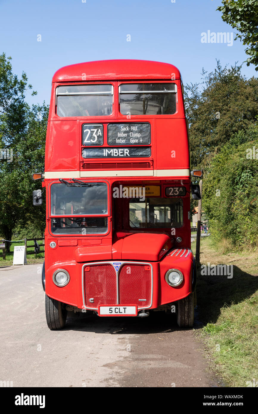 Ein roter Routemaster Imber Bus, der das unanhaditierte Dorf Imber, Salisbury Plain, Wiltshire, England, UK, besucht Stockfoto