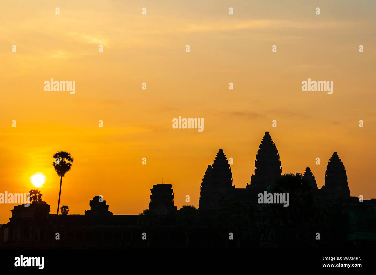 Sonnenaufgang in der Khmer von Angkor Wat mit der Silhouette des prang Türme, Angkor Archäologischer Park, Siem Reap, Kambodscha. Stockfoto