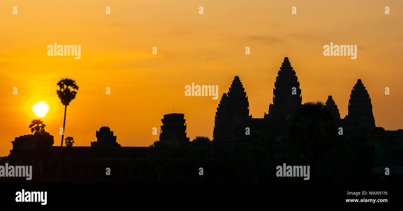 Panoramablick Sonnenaufgang im Khmer Archäologie Website von Angkor Wat und Silhouette der prang Türme, Angkor Archäologischer Park, Siem Reap, Kambodscha. Stockfoto