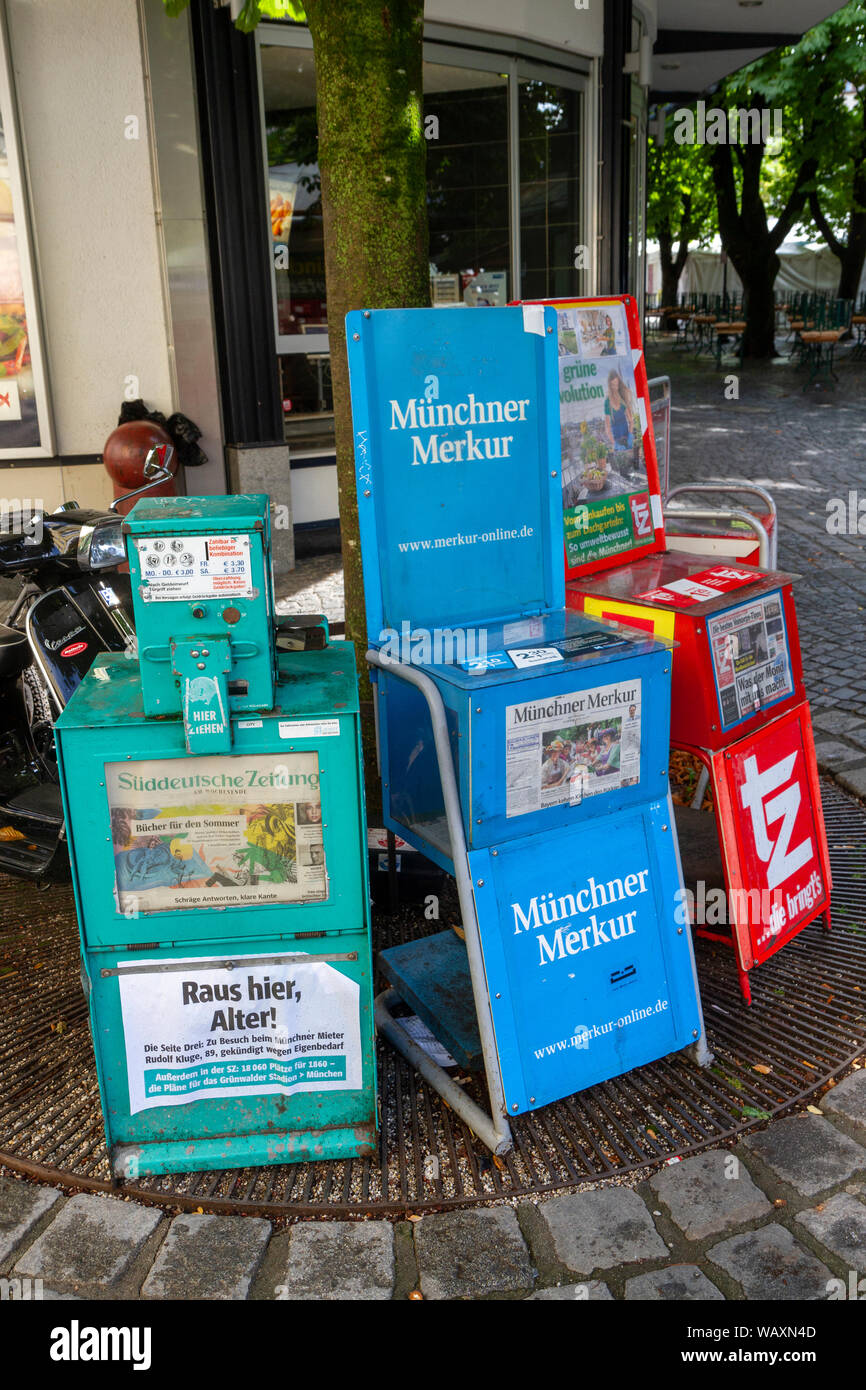 Mehrere Verkaufsautomaten Zeitung Maschinen in München, Bayern, Deutschland. Stockfoto