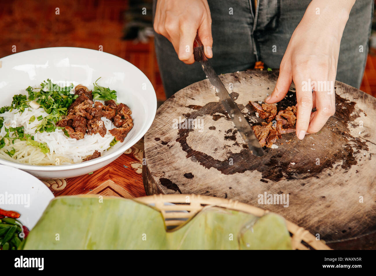 Hände Hacken im asiatischen Stil Grill geschmortes Schweinefleisch für Reis Nudeln Stockfoto