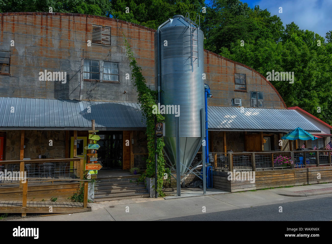 Bryson, North Carolina, USA - August 3, 2019: Ein altes Gebäude mit Geschäften und Restaurants in Bryson, aus einem fahrenden Zug gesehen. Stockfoto