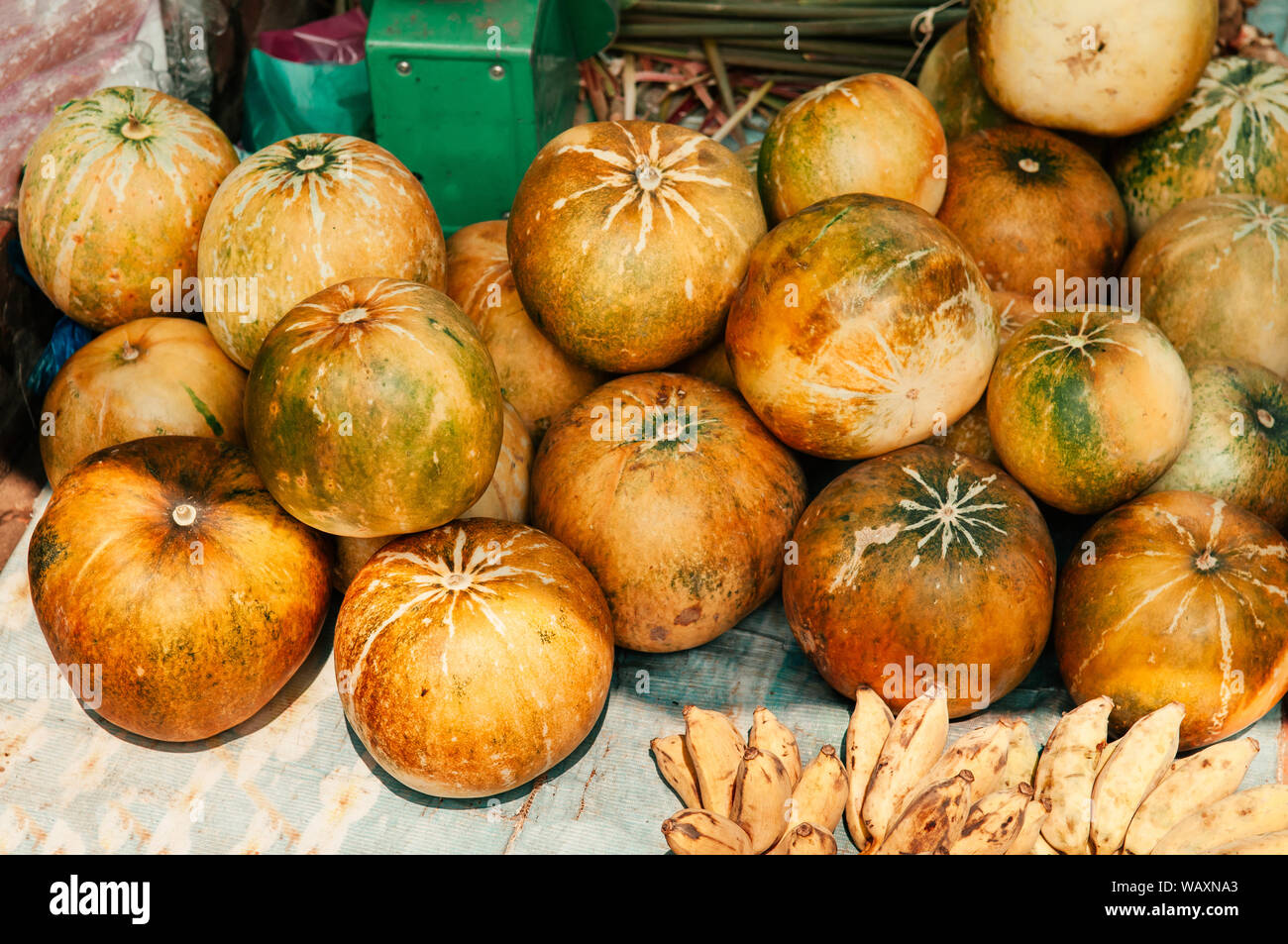 Frische süße gelbe Muskmelons und Banane in den asiatischen Markt. Organische homegrown argriculture Produkte Stockfoto