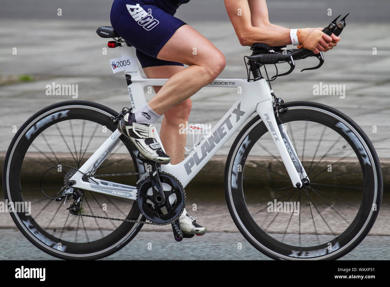 No.2005 wei Planet X exocet2 Nahfahrrder, Rennrad, TT-Zeitfahren,  Triathlon-Carbonfaser-Fahrrder, Rennsport-Profi-Zyklen,  Performance-Aerodynamik-Radstze, professionelle Fahrer, Logo Liverpool,  Triathlon-Sportereignis, Grobritannien ...