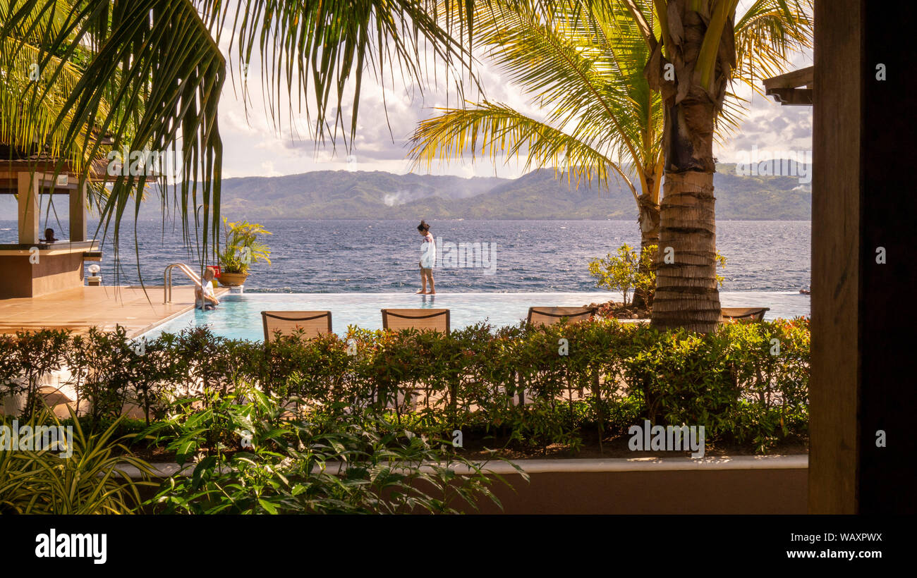 Am Pool mit meinem Vater Stockfoto