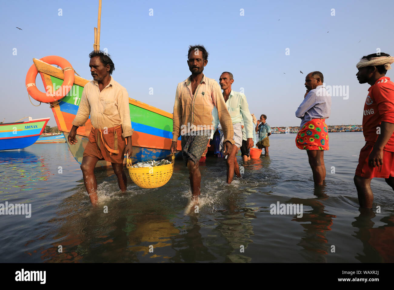 Traditionelle Fischer am Strand in Tamil Nadu, Indien Stockfoto