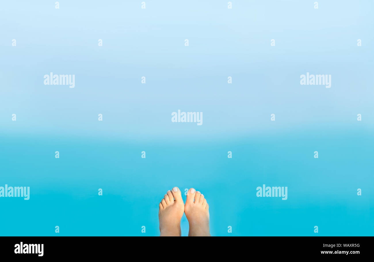 Banner Vorlage für Illustration, Design mit gebräunten Beine auf einem blauen Hintergrund Pool, Horizon, Meer, Landschaft. Ort decken. Stockfoto