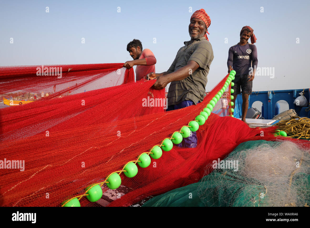 Traditionelle Fischer am Strand in Tamil Nadu, Indien Stockfoto