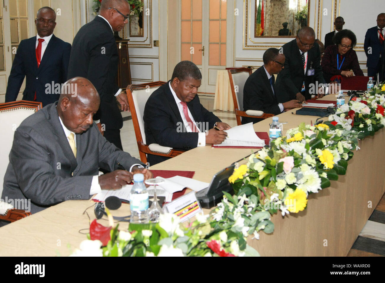 Luanda, Angola. 21 Aug, 2019. Der ugandische Präsident Yoweri Museveni (L) und seinem ruandischen Amtskollegen Paul Kagame (3. L) unterzeichnen ein Memorandum of Understanding (MOU), der endet die Feindseligkeiten zwischen den beiden zentralen afrikanischen Staaten in Luanda, Angola, Nov. 21, 2019. Ein Memorandum of Understanding (MOU) Mittwoch von Ruanda und Uganda unterzeichnet, um ihre Feindseligkeiten einzustellen, ist "wertvoll", ein älterer Ruandischen offizielle sagte. Credit: Francisco Miudo/Xinhua Stockfoto