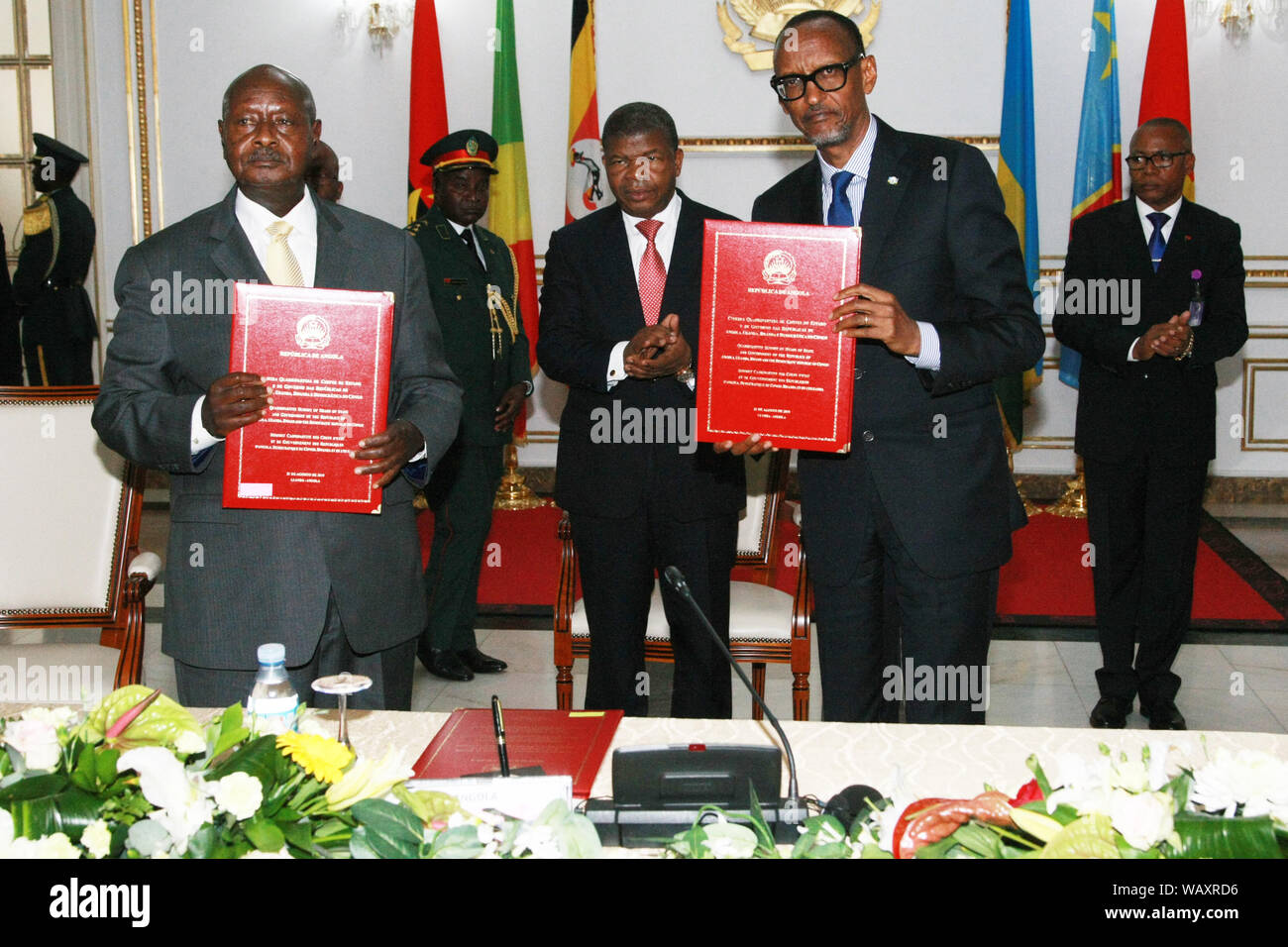 Luanda, Angola. 21 Aug, 2019. Der ugandische Präsident Yoweri Museveni (L) und seinem ruandischen Amtskollegen Paul Kagame posieren für ein Foto nach der Unterzeichnung eines Memorandum of Understanding (MOU), der endet die Feindseligkeiten zwischen den beiden zentralen afrikanischen Staaten in Luanda, Angola, Nov. 21, 2019. Ein Memorandum of Understanding (MOU) Mittwoch von Ruanda und Uganda unterzeichnet, um ihre Feindseligkeiten einzustellen, ist "wertvoll", ein älterer Ruandischen offizielle sagte. Credit: Francisco Miudo/Xinhua Stockfoto