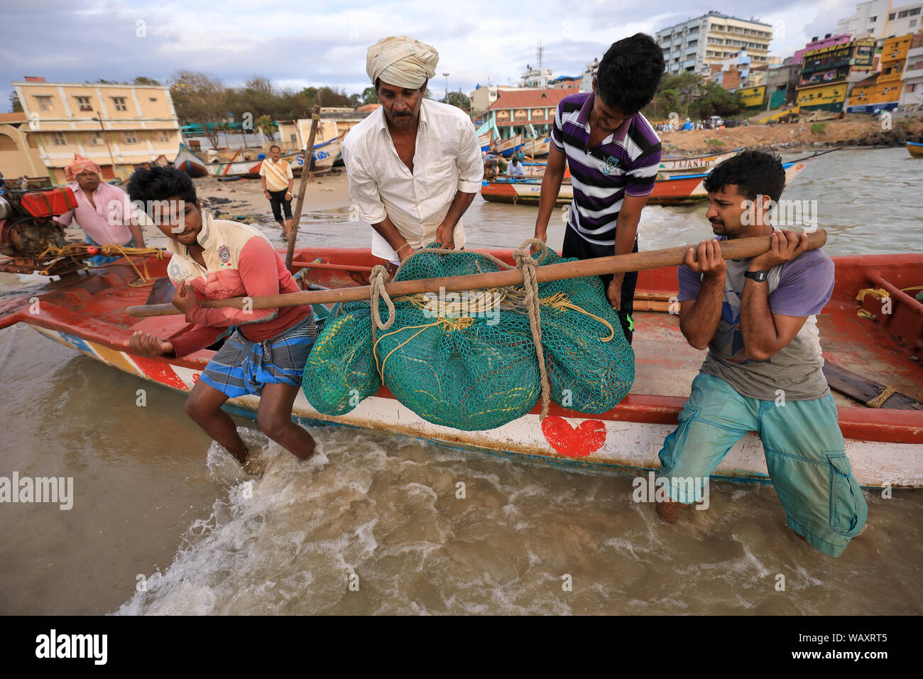 Traditionelle Fischer am Strand in Tamil Nadu, Indien Stockfoto