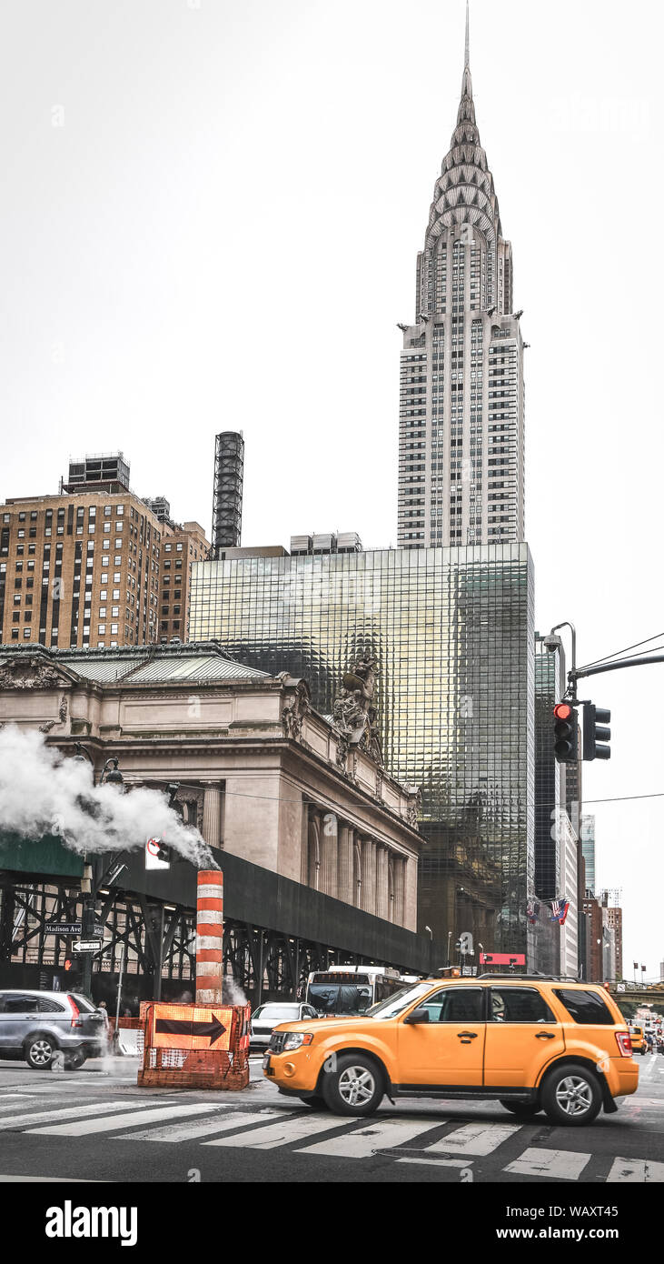 42Nd Street Panorama. Grand Central Terminal Station Fassade, Gebäude und Taxi. New York City, USA Stockfoto