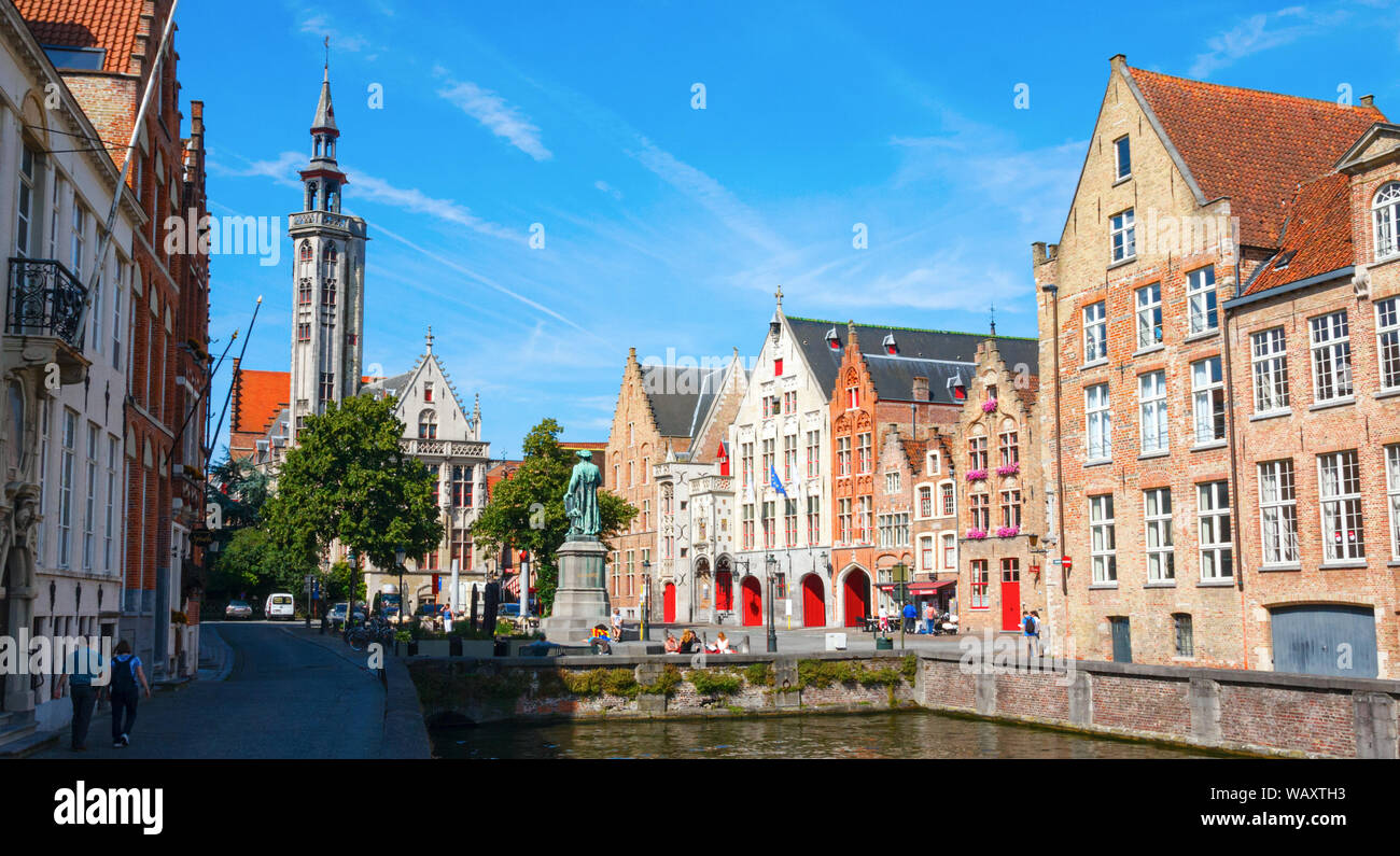 Mittelalterliche Häuser entlang der Spiegelrei, Spinolarei und der Jan van Eyck Square und die bürgerhäuser Lodge Tower an einem sonnigen Tag. Brügge, Belgien. Stockfoto