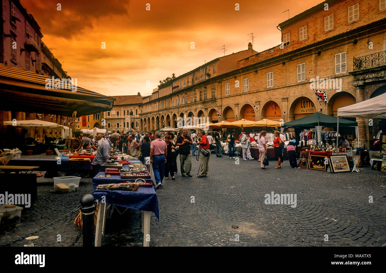 Italien Marche Fermo Antiken Markt auf dem Piazza Del Popolo Stockfoto