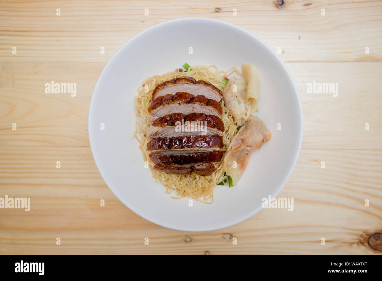 Nudel mit gebratener Ente, Thai Food, chinesisches Essen Stockfoto