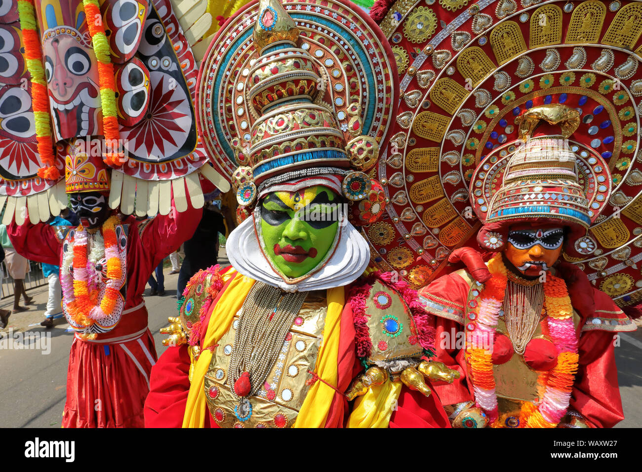 Tänzer zu einem theyyam und Kathakali Zeremonie in der Nähe von Srinagar, Indien. Theyyam und Kathakali sind beliebte rituelle Formen der Kunst in Kerala. Stockfoto