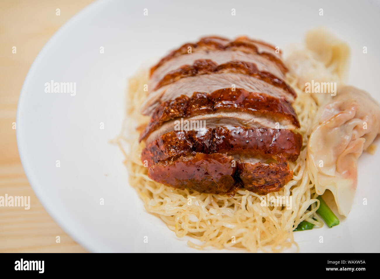 Nudel mit gebratener Ente, Thai Food, chinesisches Essen Stockfoto