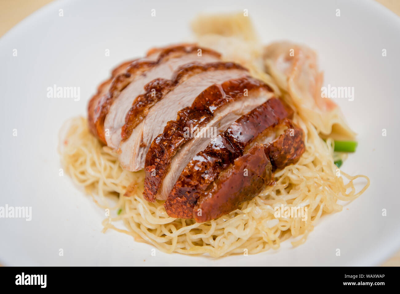 Nudel mit gebratener Ente, Thai Food, chinesisches Essen Stockfoto