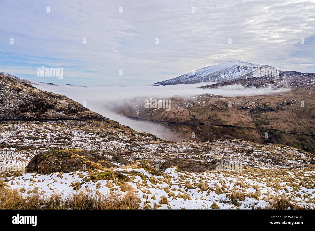 Blick nach Osten vom Anschluss der Miner, Snowdon, Nebel im Tal unten Moel Siabod Snowdonia National Park North Wales UK März 2018 Stockfoto