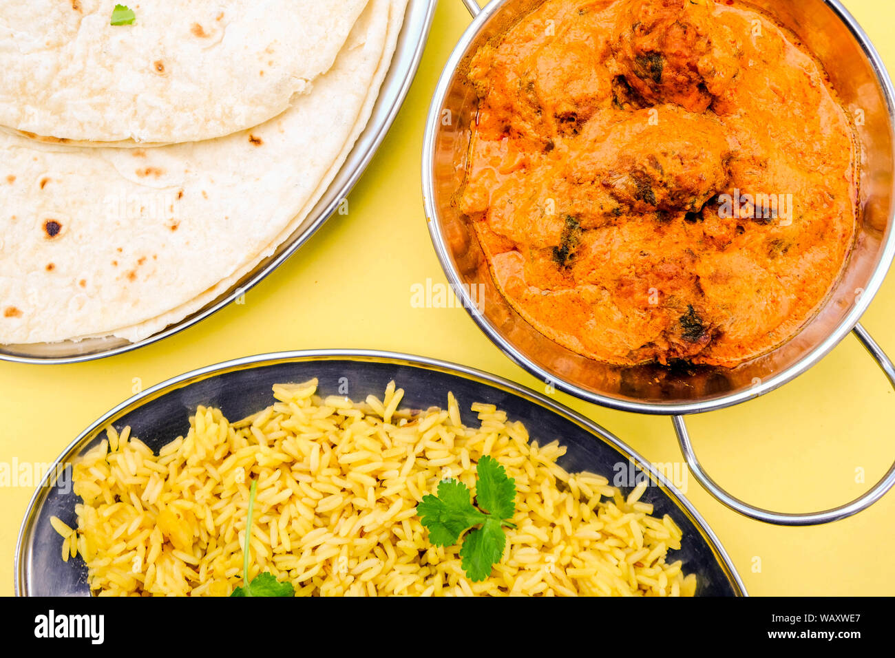 Im indischen Stil vegetarische Kofta Curry mit Reis Pilaw und Essiggurken Stockfoto
