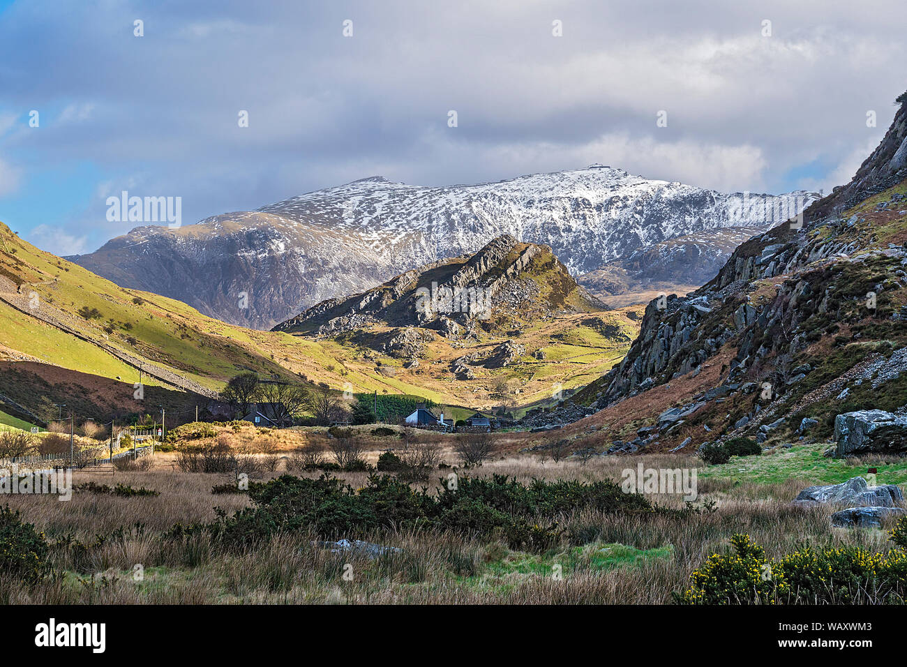 Blick entlang der Drws-y-coed Tal übersicht Clogwynygarreg Hügel mit Snowdon im Hintergrund Snowdonia National Park North Wales UK Februar 2018 Stockfoto