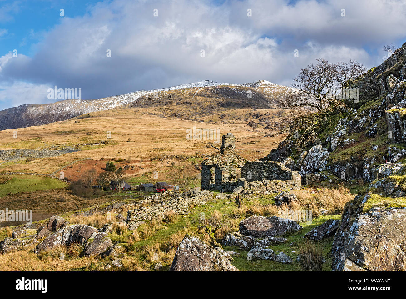 Mount Snowdon aus dem Südwesten in der Nähe von rhyd Ddu, einer verlassenen Hütte im Vordergrund Snowdonia National Park North Wales UK Februar 2018 Stockfoto