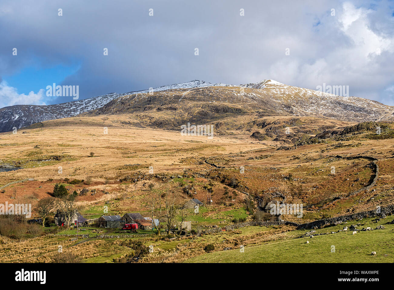 Mount Snowdon gesehen aus dem Südwesten in der Nähe von rhyd Ddu mit einem Bauernhof im Vordergrund Snowdonia National Park North Wales UK Februar 2018 Stockfoto