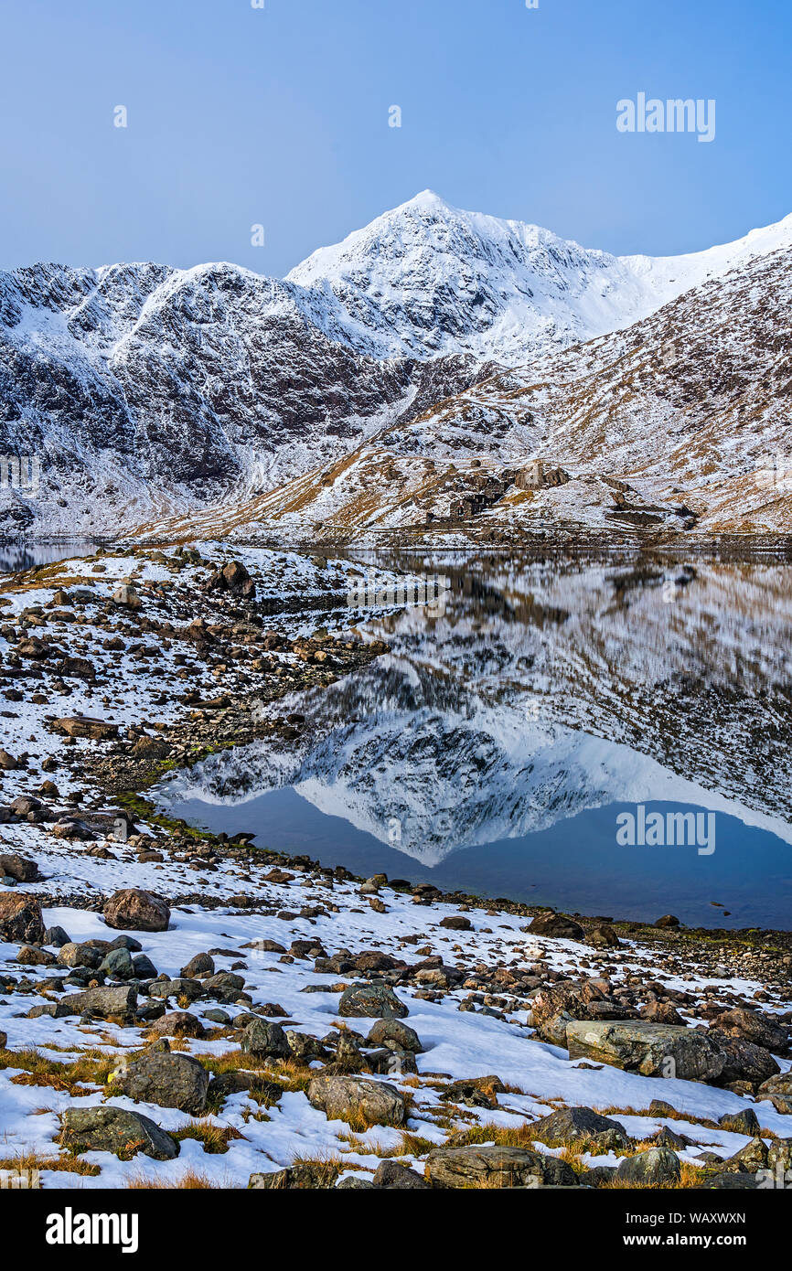Mount Snowdon nieder in Llyn Llydaw zeigt die verfallenen Gebäude der Britannia Kupfermine Snowdonia National Park North Wales UK März 2018 Stockfoto