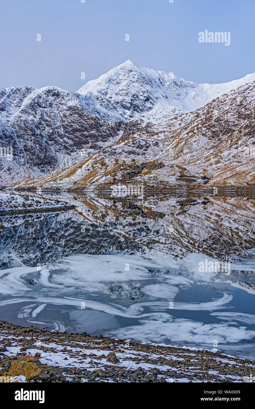Mount Snowdon zeigt die verfallenen Gebäude der Britannia Kupfermine in Llyn Llydaw Snowdonia National Park North Wales UK März 2018 wider Stockfoto