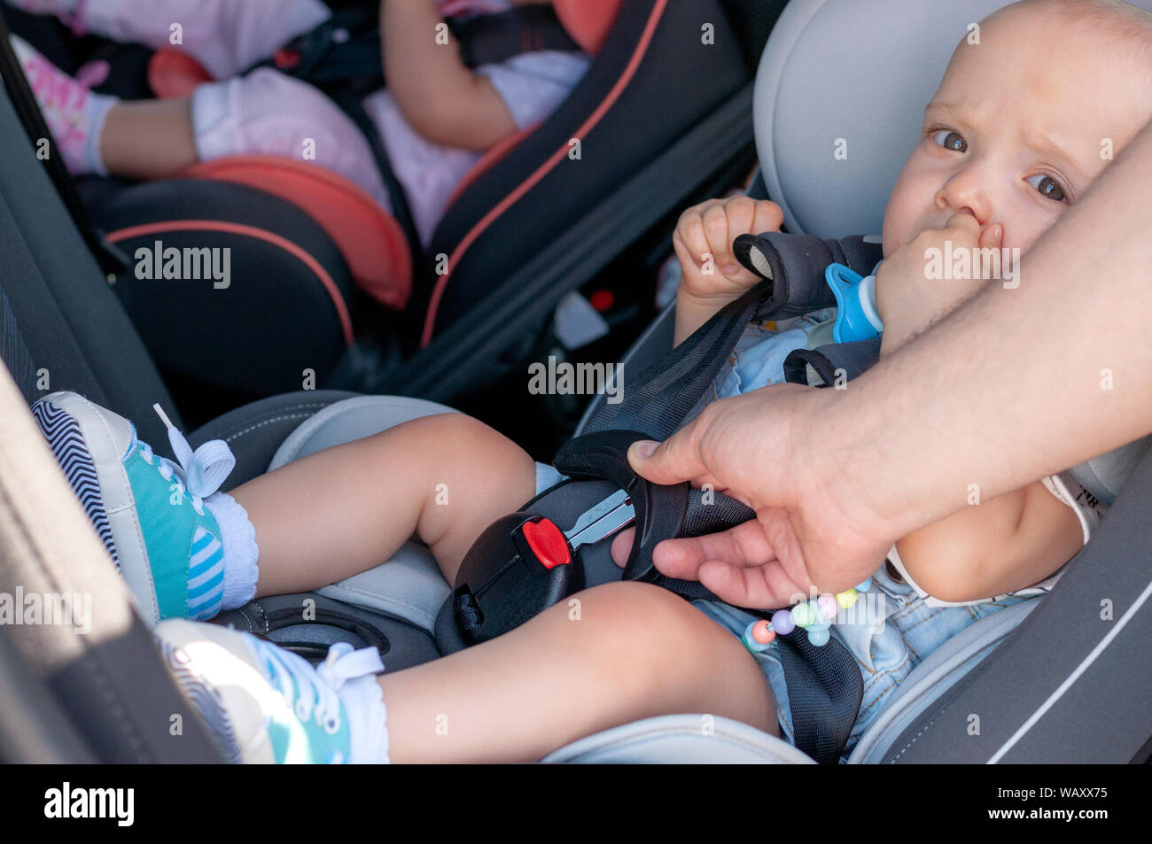 Zwei kleine Kinder schlafen im Auto Stockfotografie - Alamy