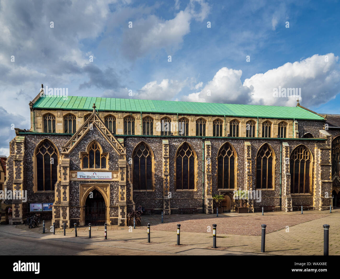 Die Hallen Norwich, Norfolk. Ein kompletter mittelalterlicher Klosterkomplex aus dem 14.. Jahrhundert, der heute als Veranstaltungsort im Stadtzentrum von Norwich genutzt wird. Stockfoto
