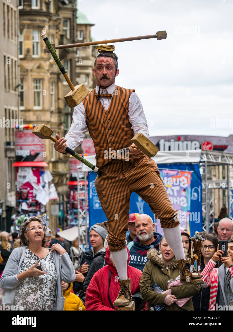 Royal Mile, Edinburgh, Schottland, Großbritannien, 22. August 2019. Edinburgh Festival Fringe: Ein jonglieren Street Performer unterhält eine Menge in den letzten Tagen der Franse Stockfoto