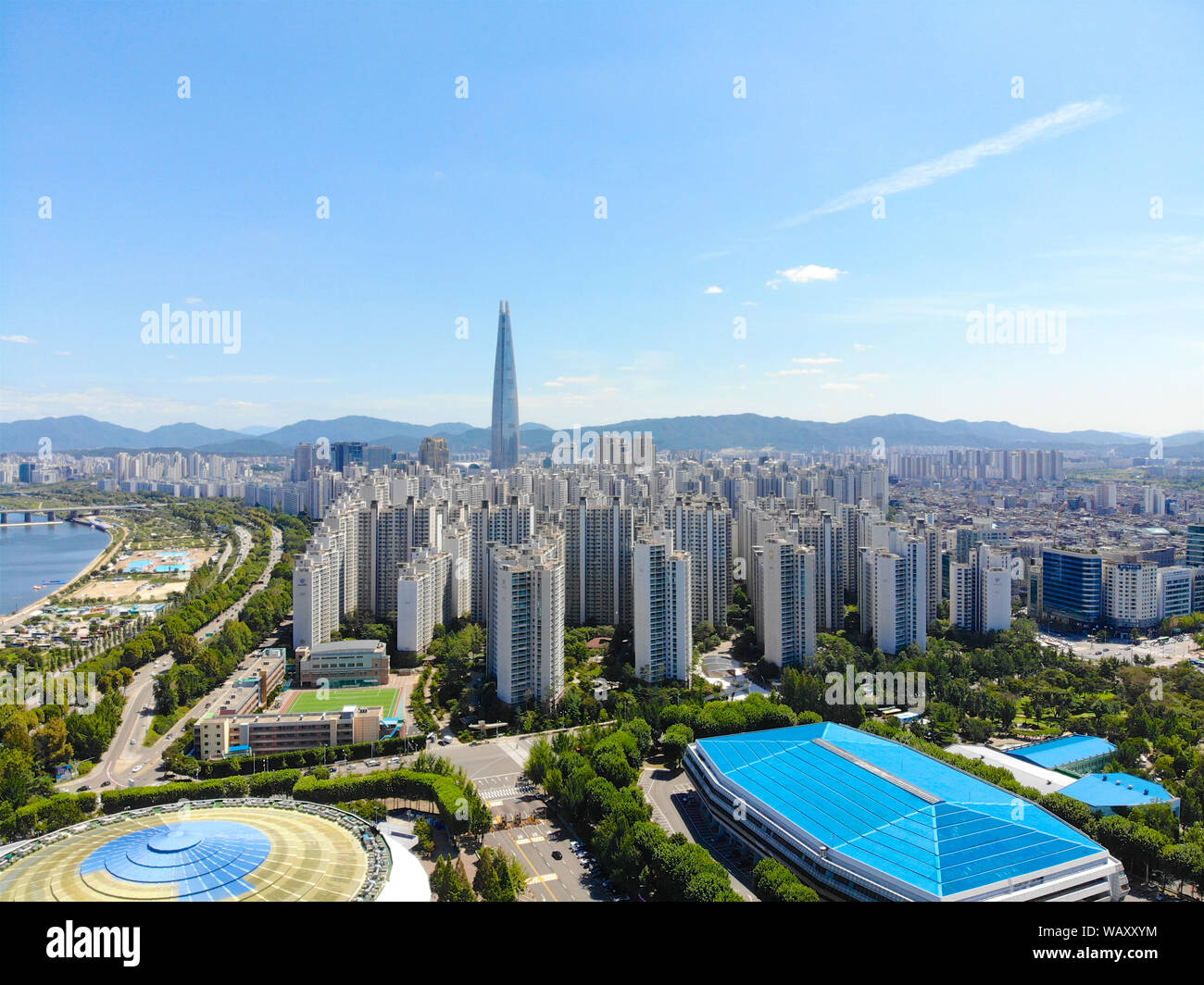 Luftaufnahme Stadtbild von Seoul, Südkorea. Luftaufnahme Lotte Turm in Jamsil. Blick auf Seoul mit Fluss und die Berge. Seoul Downtown Skyline, Luftaufnahme von Seoul, Südkorea Stockfoto