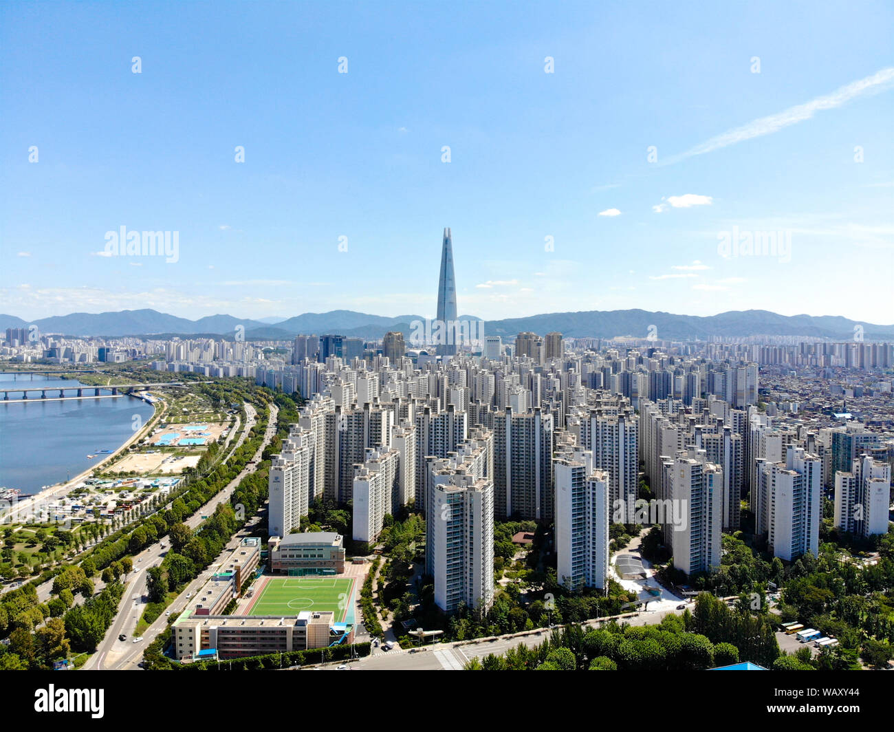 Luftaufnahme Stadtbild von Seoul, Südkorea. Luftaufnahme Lotte Turm in Jamsil. Blick auf Seoul mit Fluss und die Berge. Seoul Downtown Skyline, Luftaufnahme von Seoul, Südkorea Stockfoto