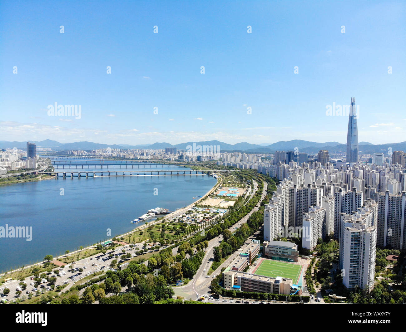 Luftaufnahme Stadtbild von Seoul, Südkorea. Luftaufnahme Lotte Turm in Jamsil. Blick auf Seoul mit Fluss und die Berge. Seoul Downtown Skyline, Luftaufnahme von Seoul, Südkorea Stockfoto