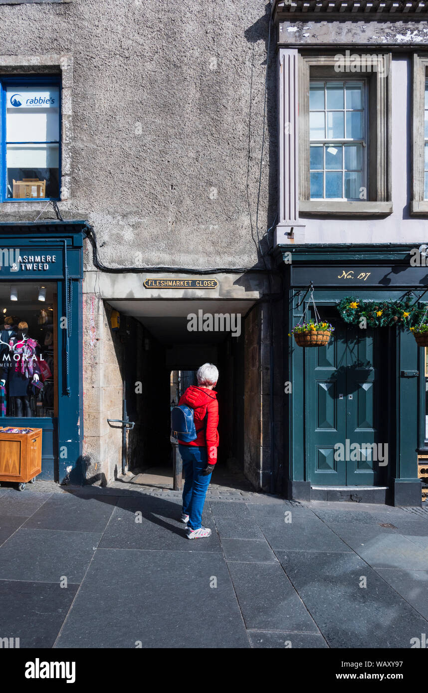 Frau Tourist in John Knox eine dunkle Gasse an der Royal Mile in Edinburgh suchen. Die Lage von einem berühmten Ian Rankin Rebus Kriminalroman. Stockfoto