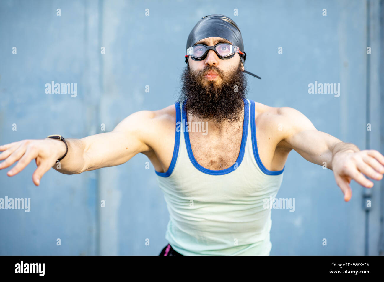Porträt einer sonderbaren, altmodische Schwimmer im 80er Jahre Stil mit Hut  gekleidet und Schwimmen Brille auf gelbem Hintergrund Stockfotografie -  Alamy