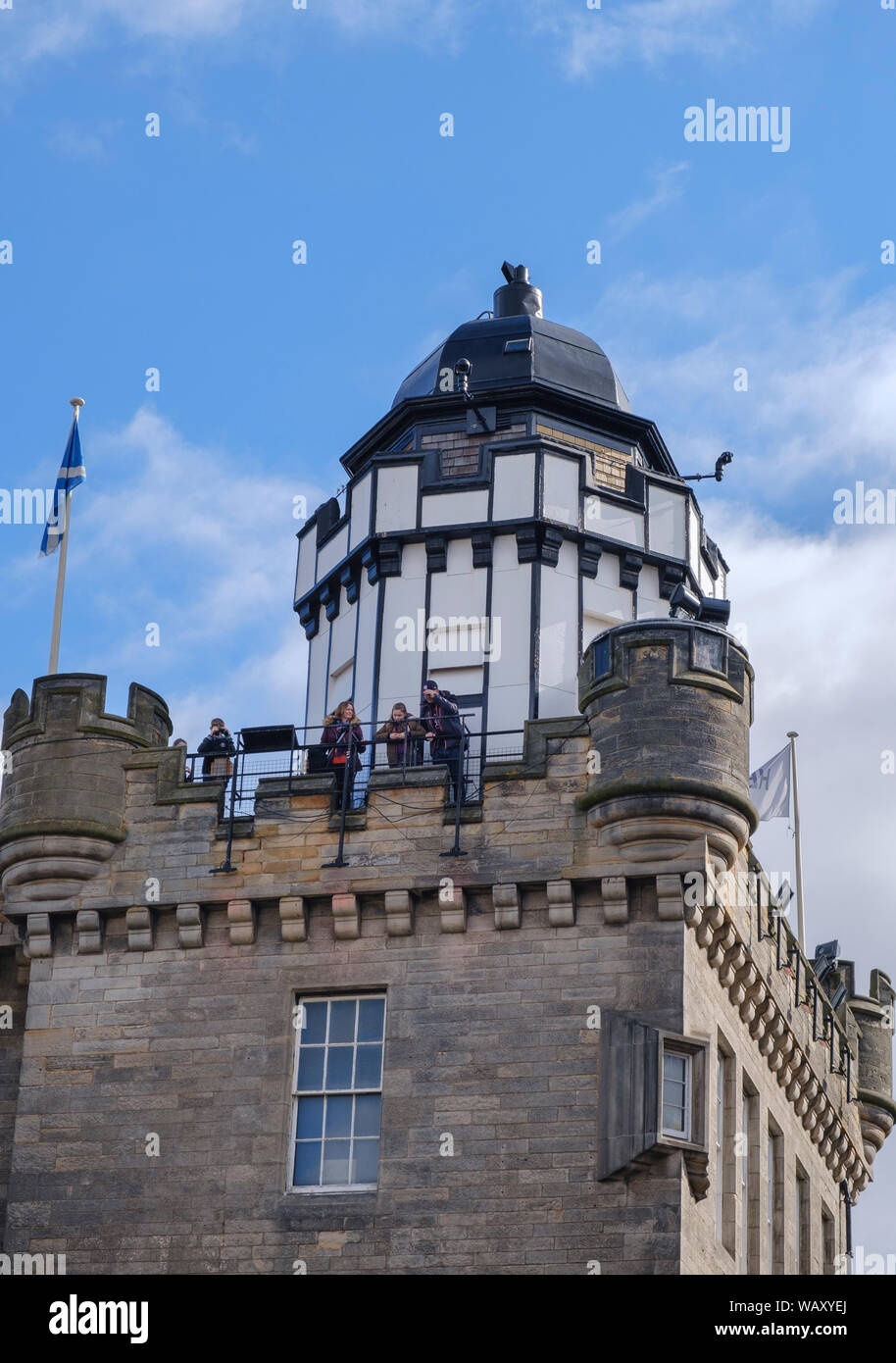 Touristen auf der Oberseite der Kamera Obscura Turm eine berühmte Sehenswürdigkeit in der Castle Hill Abschnitt der Royal Mile, Altstadt, Edinburgh Stockfoto